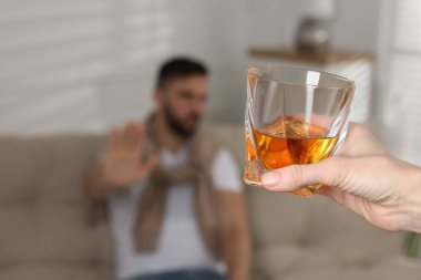 İçerde viski içmeyi reddeden adam, yakın plan. Alkol bağımlılığı tedavisi