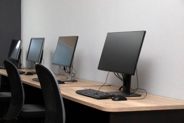 Açık uzay ofisindeki birçok modern bilgisayar