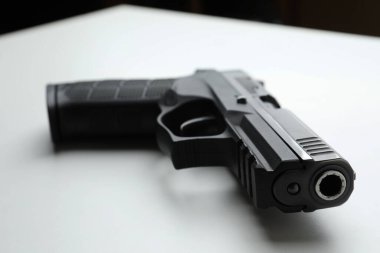 Beyaz arka planda yarı otomatik tabanca, yakın plan. Standart tabanca.