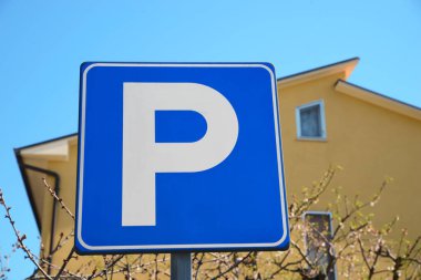 Güneşli bir günde açık havada trafik levhası.