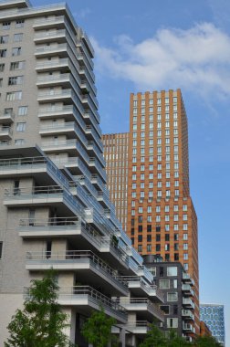 Güneşli bir günde modern binaların güzel manzarası.