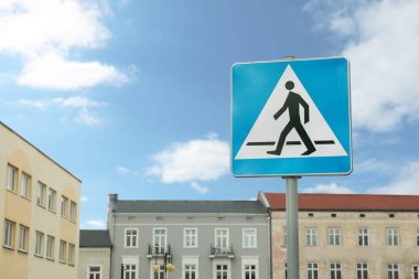Güneşli bir günde açık havada trafik işaretleri
