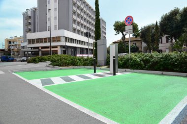 Şehir caddesinde elektrikli araç şarj istasyonu.