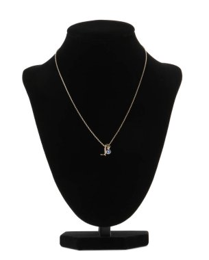 Beyaz arka planda mücevher büstü üzerine şık altın kolye