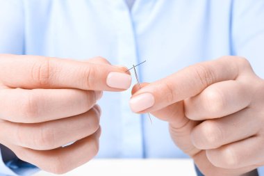 Kadın iğne ipliği, yakın çekim görüntüsü. Dikiş ekipmanları