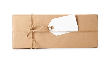 Kraft kağıdına sarılı hediye kutusu beyaz üzerine yay ve etiket ile izole