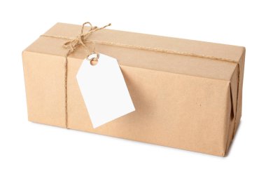 Kraft kağıdına sarılı hediye kutusu beyaz üzerine yay ve etiket ile izole