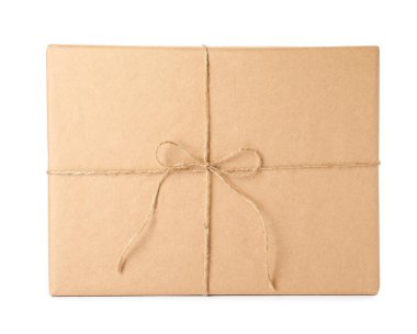 Kraft kağıdı ve sicimle sarılı paket beyaz üzerine izole edildi