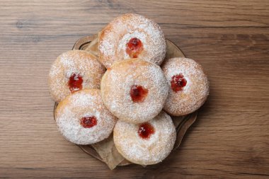 Ahşap masanın üstünde reçelli ve pudra şekerli leziz çörekler.