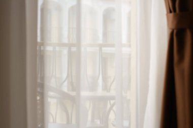 Sabahları beyaz perdenin arkasındaki pencere.