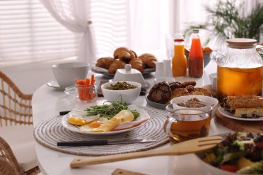 Brunch için açık büfe masasında birçok farklı yemek sunuluyor.