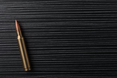 Siyah ahşap masaya bir kurşun, üst manzara. Metin için boşluk