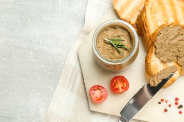 Lezzetli ciğer ezmesi, ekmek ve domatesler açık gri masada, üst manzara. Metin için boşluk