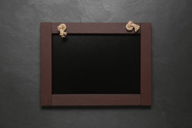 Koyu masa üzerindeki küçük siyah tahtayı temizleyin.