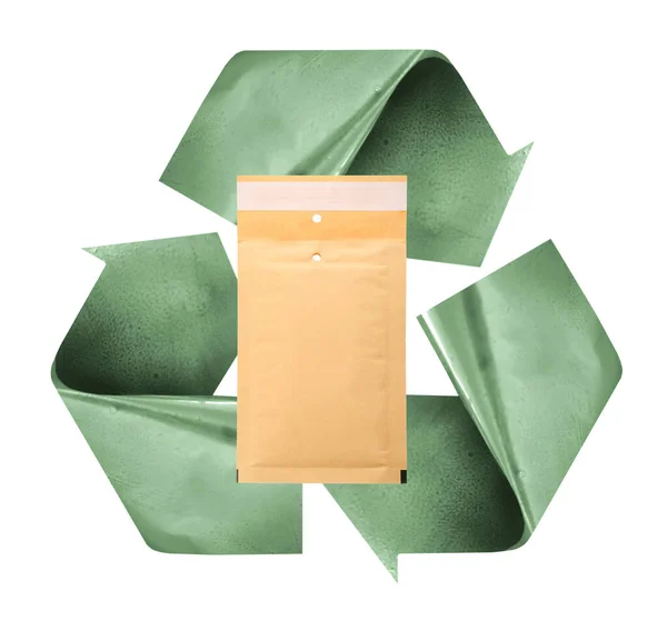白い背景にクラフト紙の封筒とリサイクルのシンボル — ストック写真