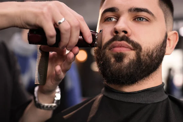 Cabeleireiro Profissional Trabalhando Com Cliente Barbearia Close — Fotografia de Stock