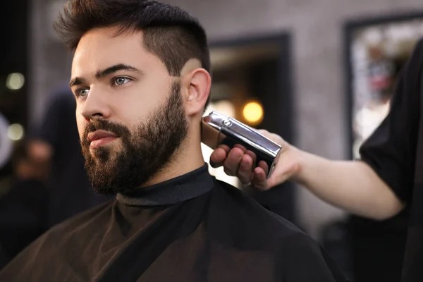 Professioneller Friseur Arbeitet Mit Klient Friseursalon — Stockfoto
