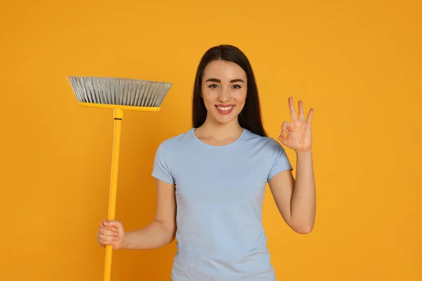 Beautiful Young Woman Broom Showing Gesture Yellow Background — ストック写真