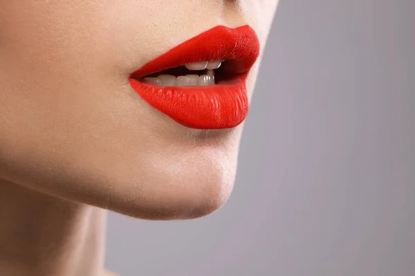 Νεαρή Γυναίκα Όμορφα Κόκκινα Χείλη Γκρι Φόντο Κοντινό Πλάνο Χώρος — Φωτογραφία Αρχείου