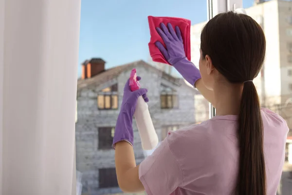 Jonge Vrouw Die Glas Schoonmaakt Met Vod Wasmiddel Thuis Achteraanzicht — Stockfoto