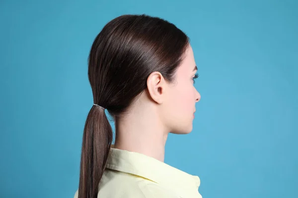 Side View Young Woman Light Blue Background — Fotografie, imagine de stoc