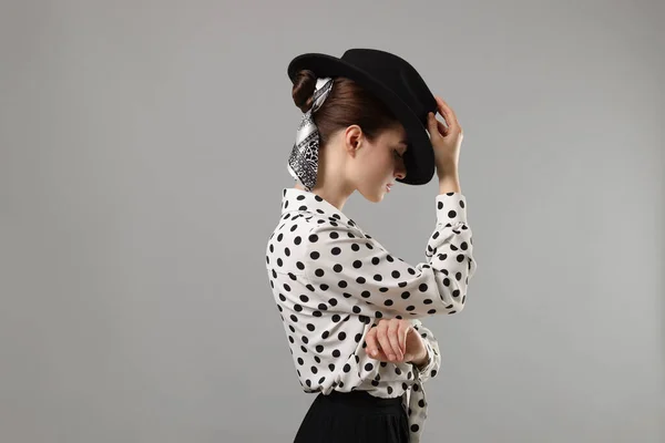 Mujer Con Sombrero Negro Bandana Con Estilo Sobre Fondo Gris —  Fotos de Stock