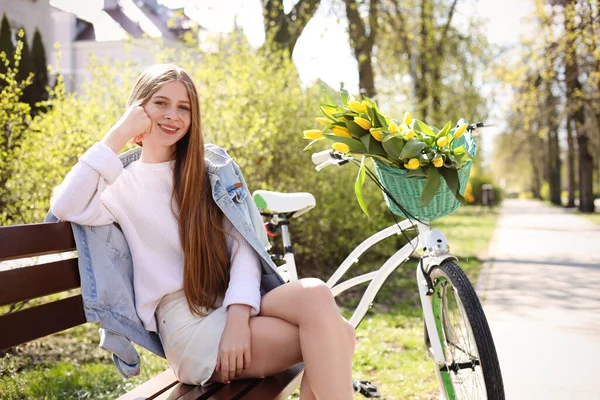 Beautiful Teenage Girl Sitting Wooden Bench Bicycle Bouquet Yellow Tulips — Zdjęcie stockowe