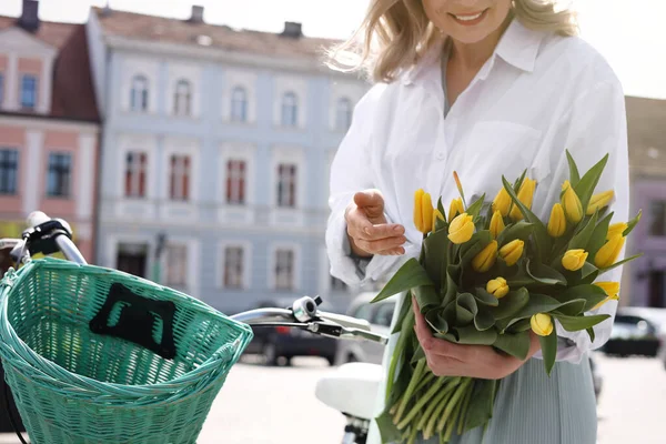 Frau Mit Strauß Gelber Tulpen Und Fahrrad Auf Der Stadtstraße — Stockfoto