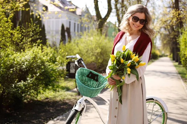 Beautiful Woman Bouquet Yellow Tulips Bicycle Outdoors Sunny Spring Day — Stock Fotó