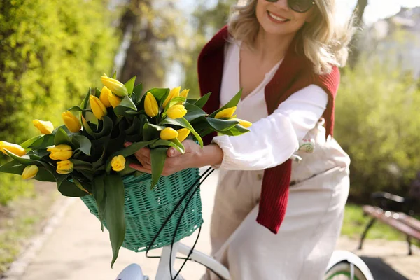 Frau Mit Fahrrad Und Strauß Gelber Tulpen Sonnigen Tagen Freien — Stockfoto