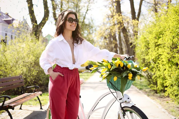 Schöne Frau Mit Fahrrad Und Strauß Gelber Tulpen Freien Einem — Stockfoto