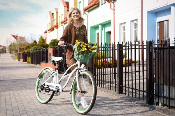 Schöne Frau Mit Fahrrad Und Strauß Gelber Tulpen Auf Der — Stockfoto