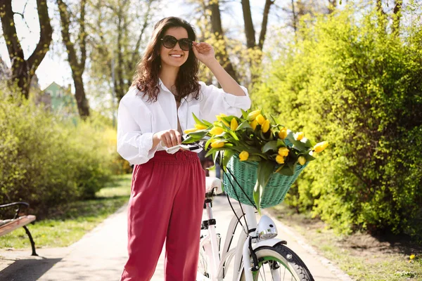 Beautiful Woman Bicycle Bouquet Yellow Tulips Outdoors Sunny Spring Day — Fotografia de Stock