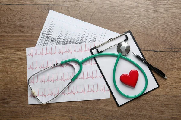 Dřevěném Stole Ležela Plochá Kompozice Stetoskopem Červeným Srdcem Koncepce Kardiologie — Stock fotografie