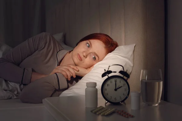 Жінка Яка Страждає Від Безсоння Ліжку Вдома — стокове фото