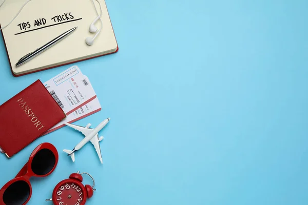 Composición Plana Con Cuaderno Sobre Fondo Azul Claro Espacio Para — Foto de Stock