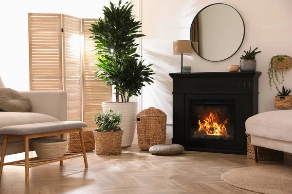 電気暖炉 快適なソファと美しい装飾要素とスタイリッシュなリビングルームのインテリア — ストック写真