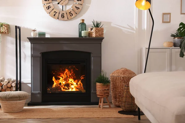 電気暖炉と美しい装飾要素とスタイリッシュな部屋のインテリア — ストック写真