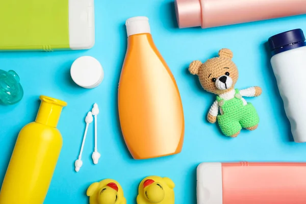 Platte Lay Compositie Met Baby Cosmetische Producten Lichtblauwe Achtergrond — Stockfoto