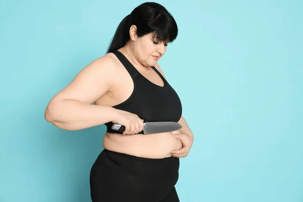 Mulher Obesa Com Faca Fundo Azul Claro Perda Peso Cirurgia — Fotografia de Stock