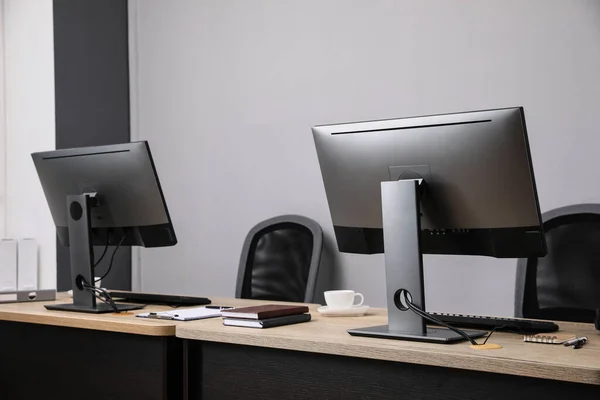 Interior Escritório Aberto Lugares Trabalho Modernos Com Computadores Perto Parede — Fotografia de Stock