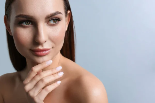 Portret Van Een Mooie Jonge Vrouw Met Mollige Lippen Lichtgrijze — Stockfoto