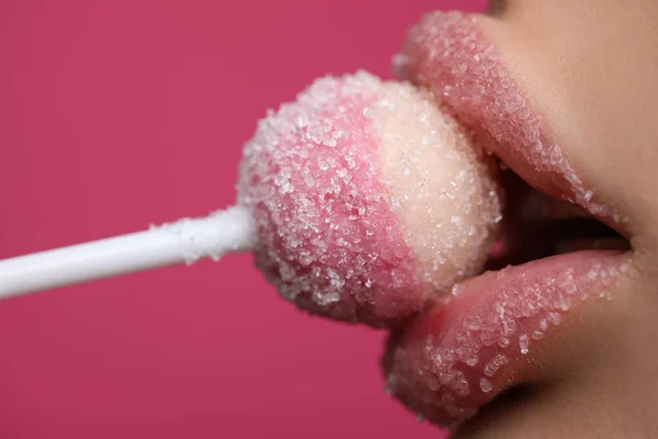 Jovem Com Lábios Bonitos Cobertos Açúcar Comendo Pirulito Fundo Rosa — Fotografia de Stock