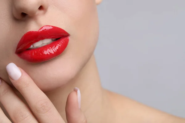 Mujer Joven Con Maquillaje Labios Perfectos Sobre Fondo Claro Primer —  Fotos de Stock