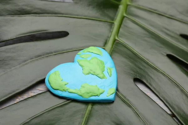 地球日快乐 绿叶上的塑料制成的行星 — 图库照片