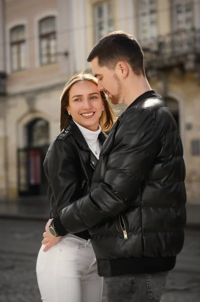 Şehir Caddesinde Genç Güzel Bir Çift Romantik Randevu — Stok fotoğraf
