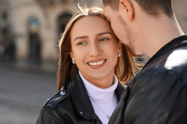 Güzel Genç Bir Çift Dışarıda Eğleniyor Yakınlaşıyorlar Romantik Randevu — Stok fotoğraf