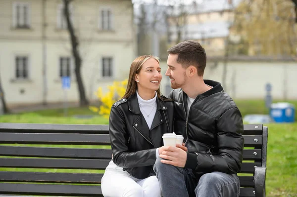 Härligt Ungt Par Med Koppar Kaffe Bänken Utomhus Romantiskt Datum — Stockfoto