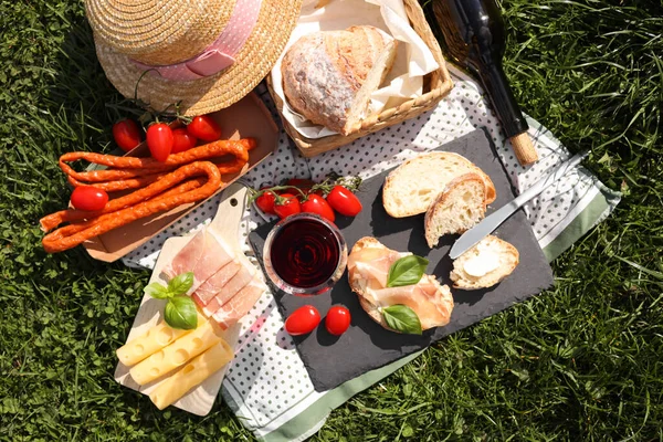 Decke Mit Wein Und Snacks Für Picknick Auf Grünem Gras — Stockfoto