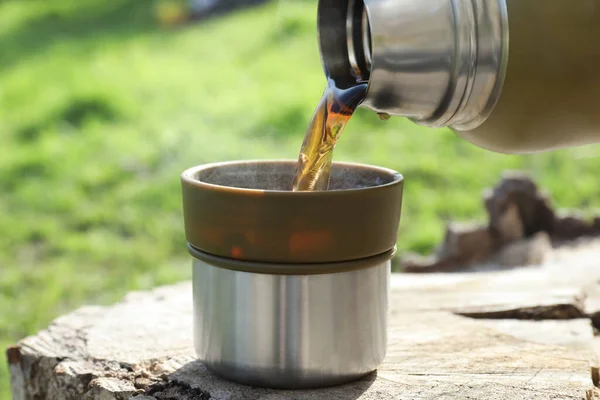 Pouring Hot Drink Mug Tree Stump Closeup — Foto de Stock